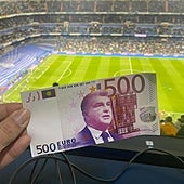 Billetes de 500 con la cara de Laporta en los aledaños del Bernabéu