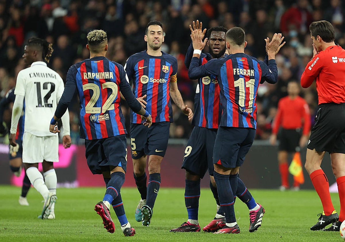 Los jugadores del Barcelona celebran el gol en propia de Militao