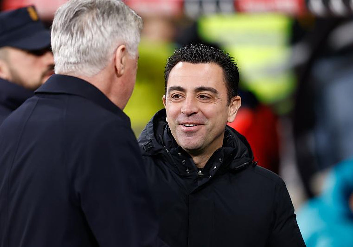 Xavi saluda a Ancelotti