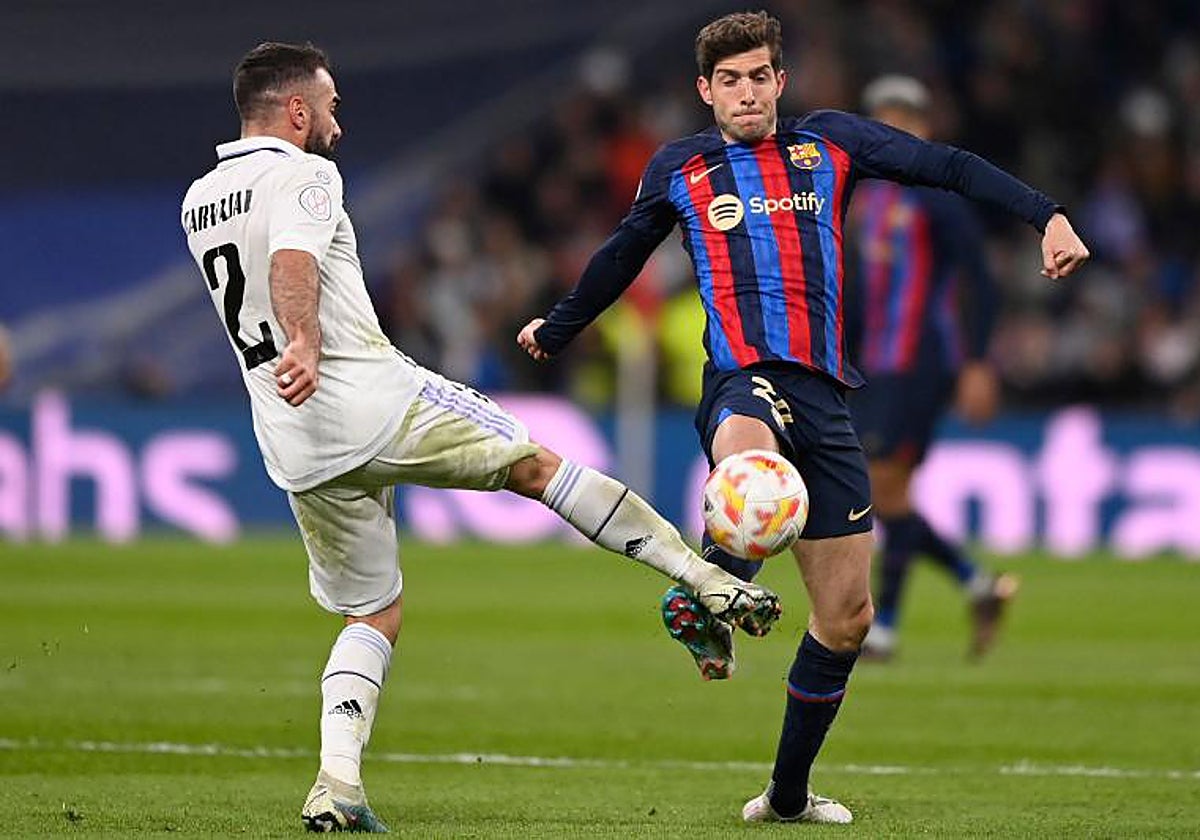 Sergi Roberto disputa un balón con Carvajal