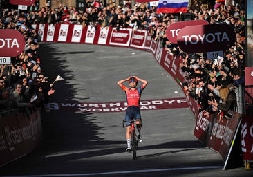 Pidcock se doctora en la Strade Bianche