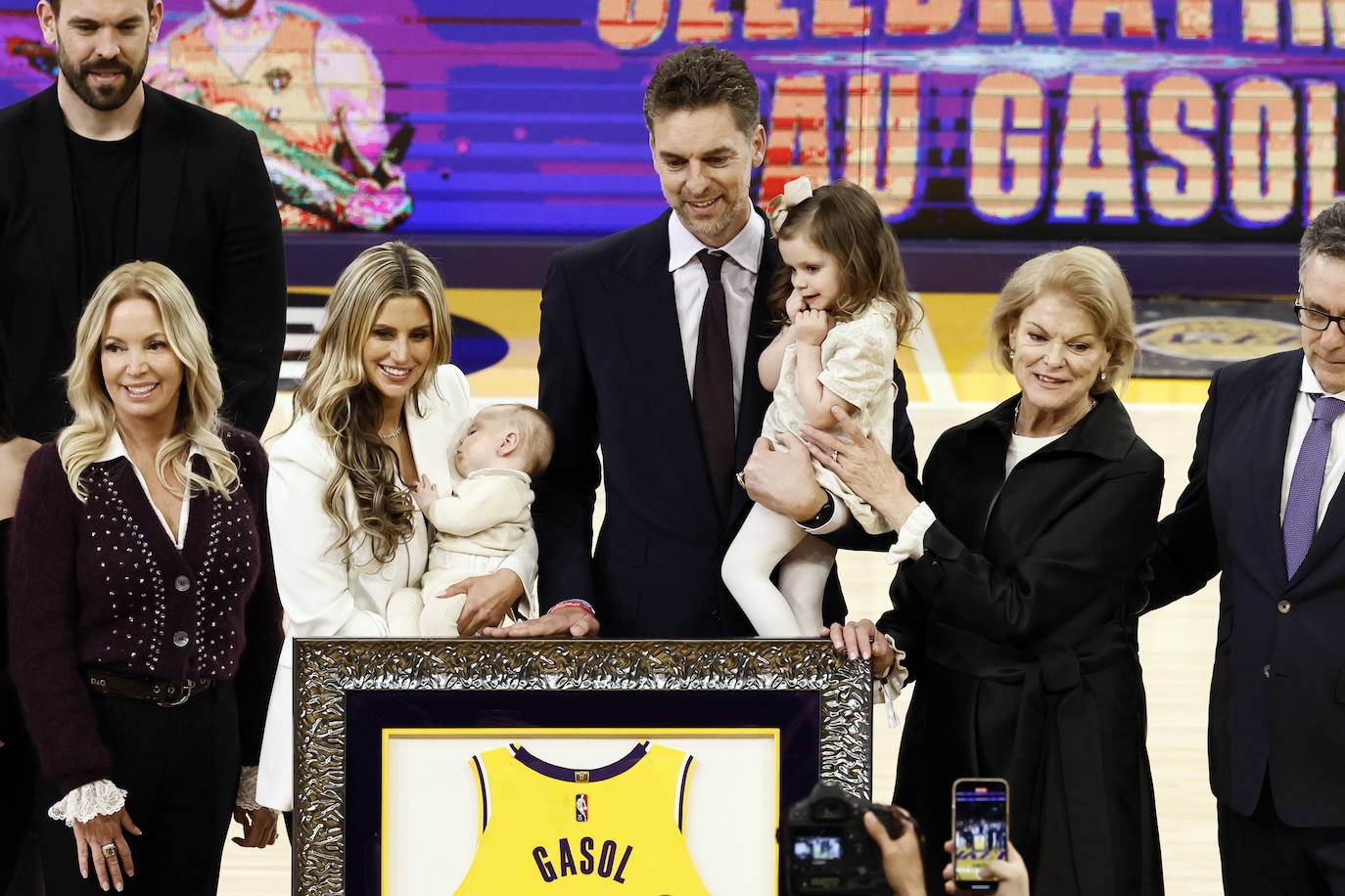 La retirada de la camiseta de Pau Gasol de los Lakers, en imágenes