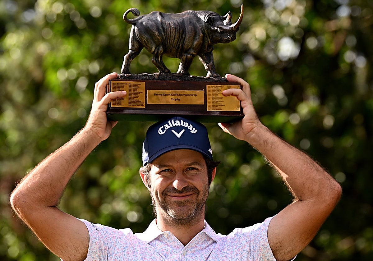 Jorge Campillo, con su trofeo del Open de Kenia