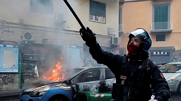 Un policía italiano durante los graves incidentes vividos el miércoles en Roma