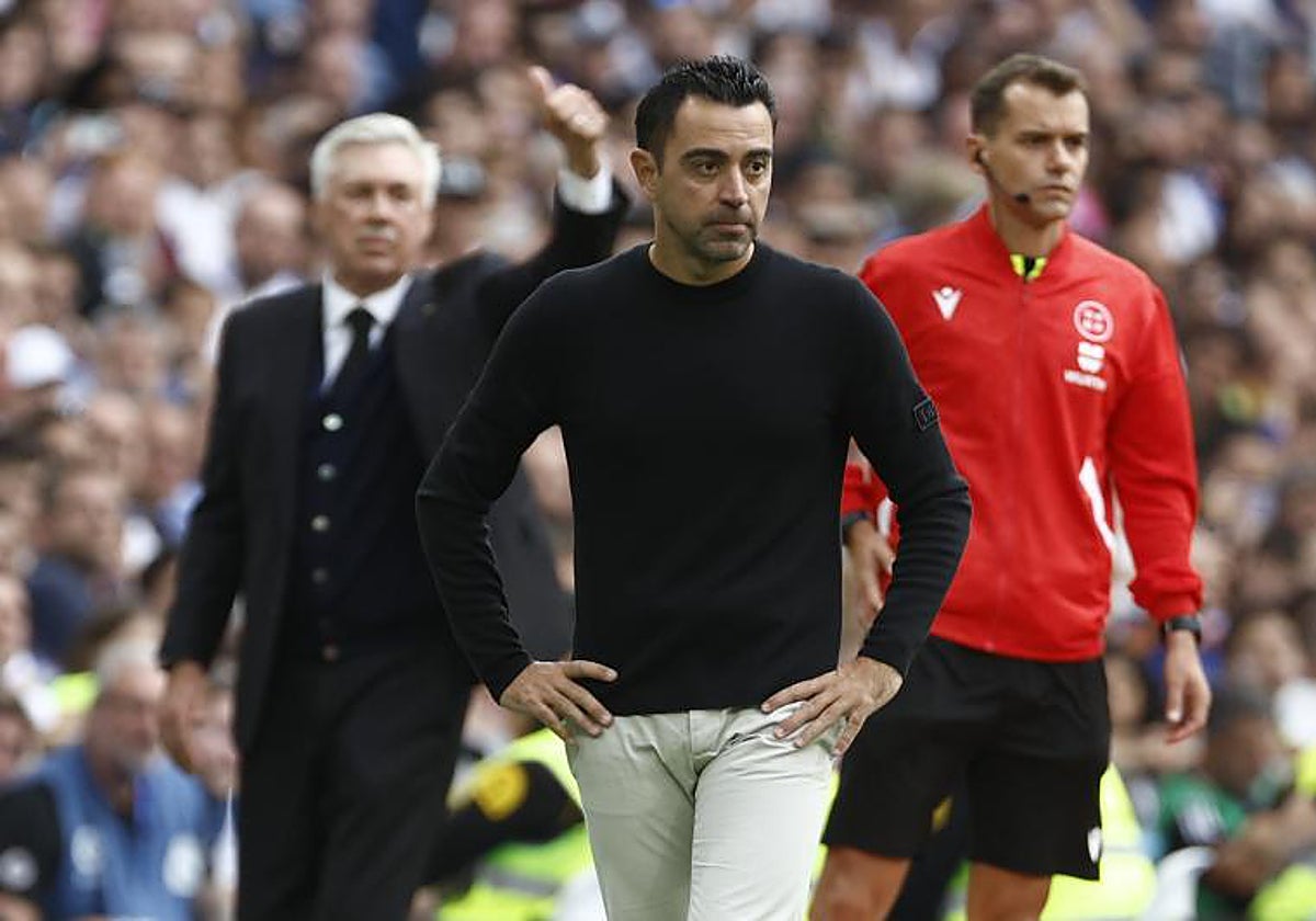 Carlos Ancelotti y Xavi durante el clásico disputado en el Bernabéu en la primera vuelta