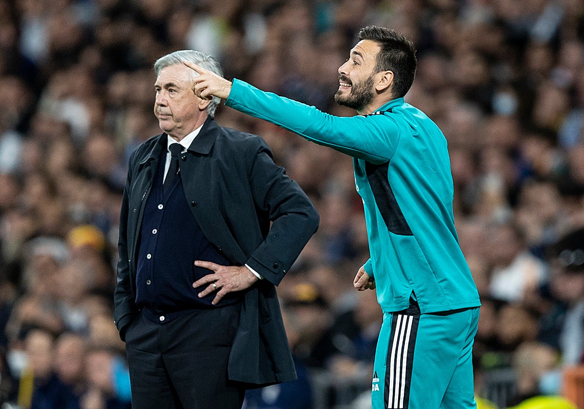 Carlo y Davide Ancelotti, padre e hijo, durante un encuentro en el Santiago Bernabéu
