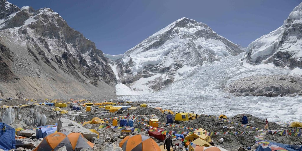 Una ciudad a los pies del Everest