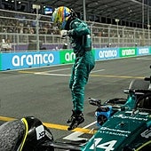 El elegante gesto de Fernando Alonso con el mecánico del gato