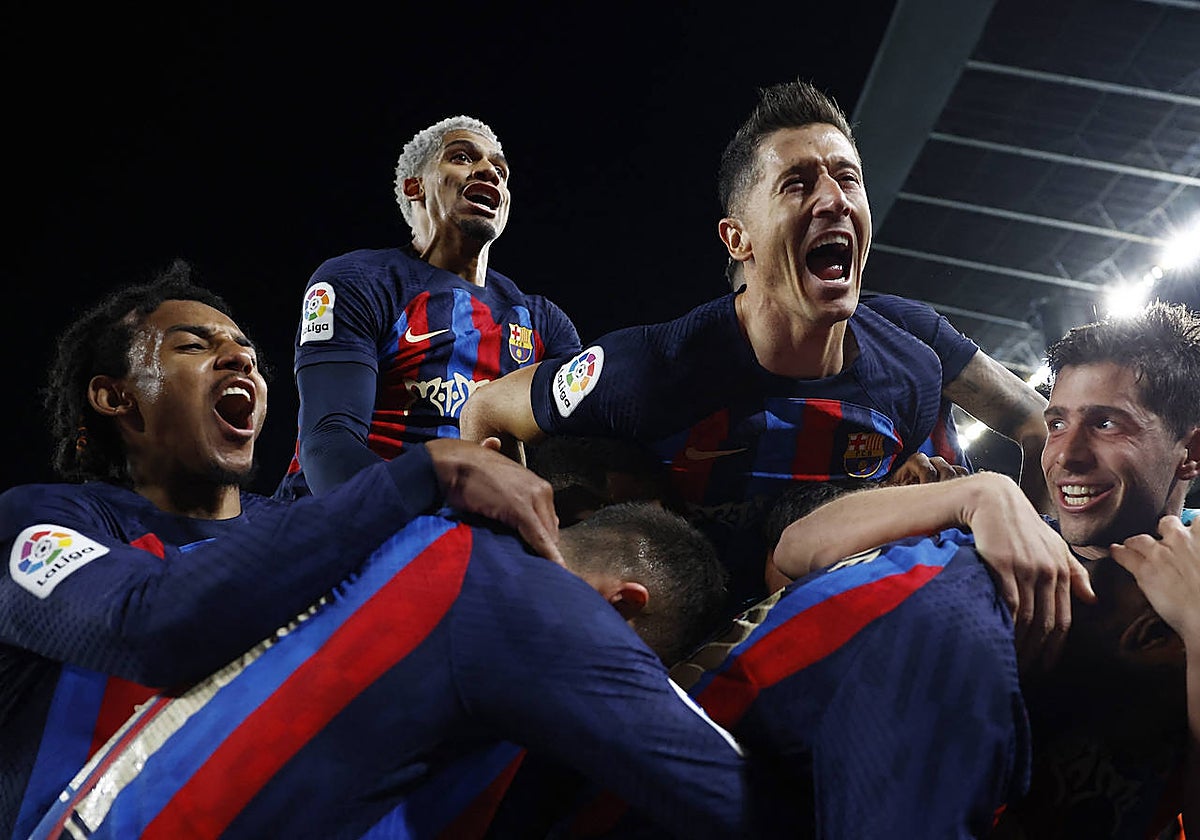 Los jugadores del Barcelona celebran su victoria en el clásico