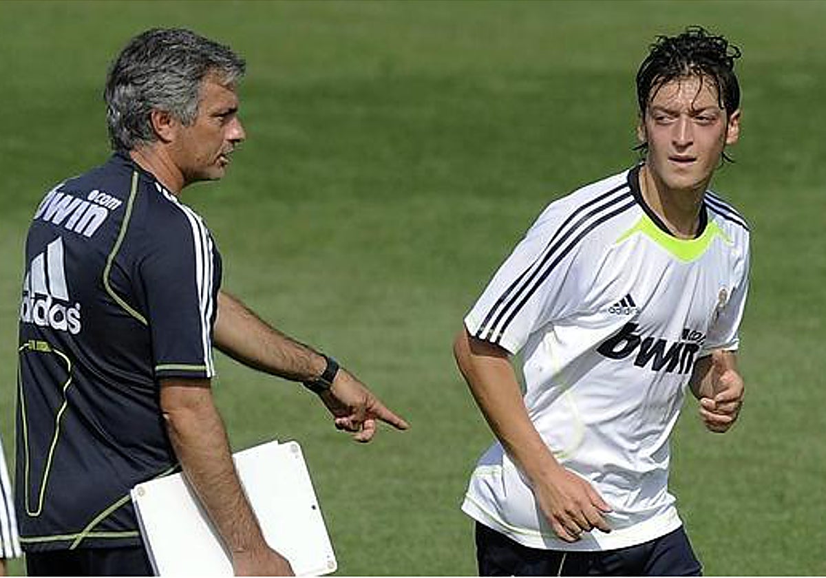 Mesut Özil y Mourinho durante su etapa como jugador del Real Madrid