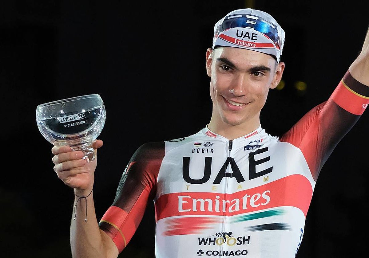 Juan Ayuso, en el podio de la última Vuelta