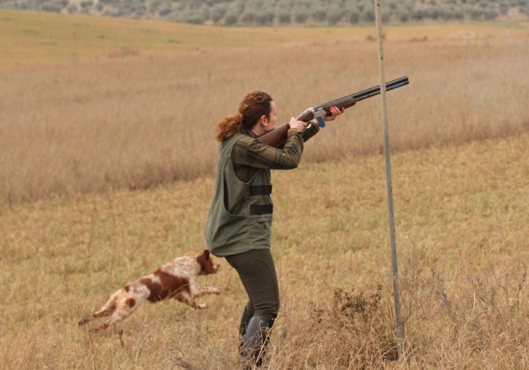 Mujer cazando