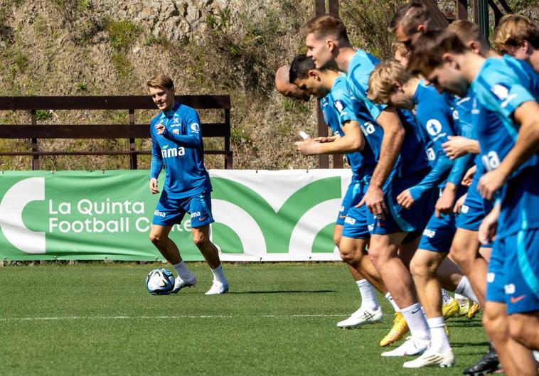 Odegaard y varios de sus compañeros, entrenando en el Marbella Football Center