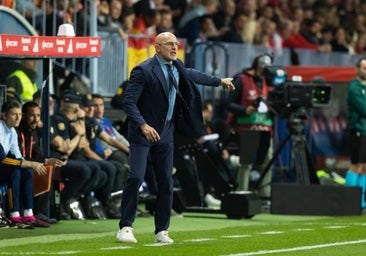 Un grito de rabia y el signo de la cruz: De la Fuente inicia su etapa con estrella