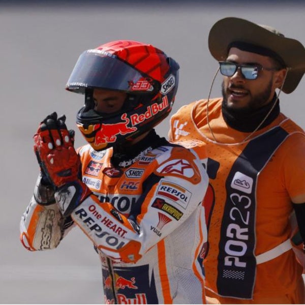 Gana Bagnaia, Márquez se va al suelo y tira a Oliveira