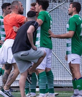 Imagen secundaria 2 - Adrián P (de naranja), jugador del Puerto Real, no pudo jugar el partido al estar sancionado, pero presenció el encuentro junto al banquillo de su equipo e intervino en la tangana tras el pitido final, en la que varios rivales fueron agredidos. 