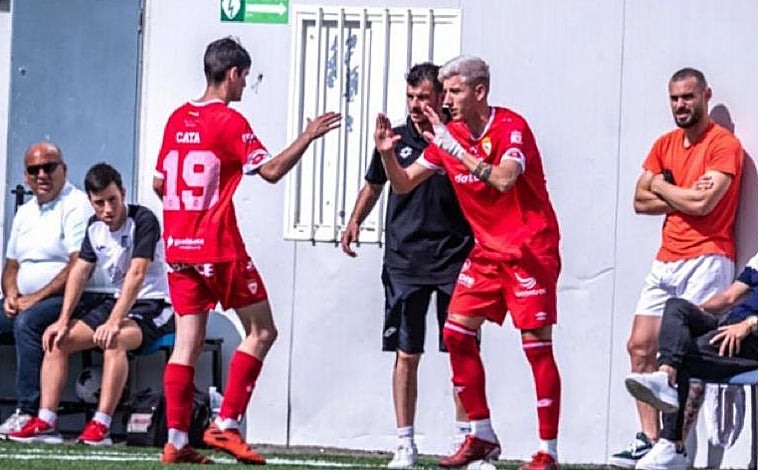 Imagen principal - Adrián P (de naranja), jugador del Puerto Real, no pudo jugar el partido al estar sancionado, pero presenció el encuentro junto al banquillo de su equipo e intervino en la tangana tras el pitido final, en la que varios rivales fueron agredidos. 