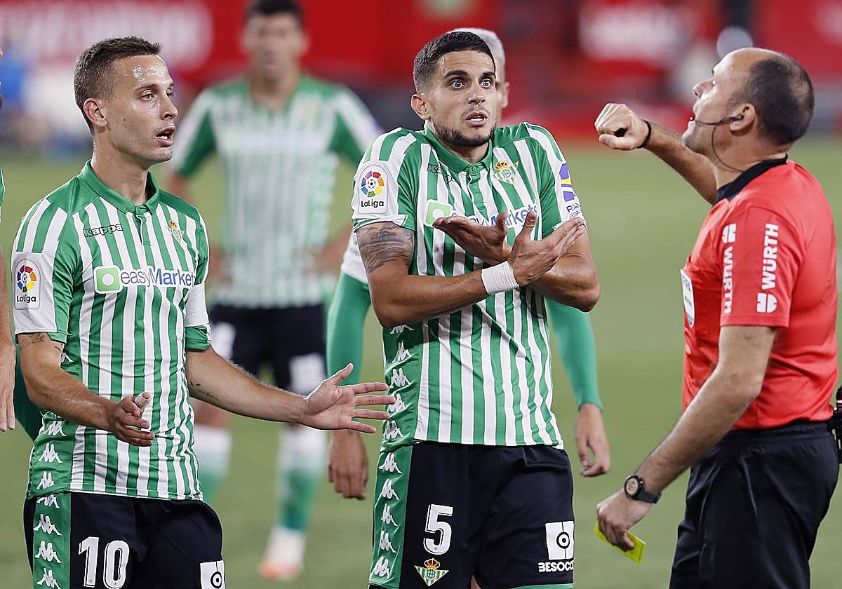 Canales y Mateu Lahoz, en un partido del Betis