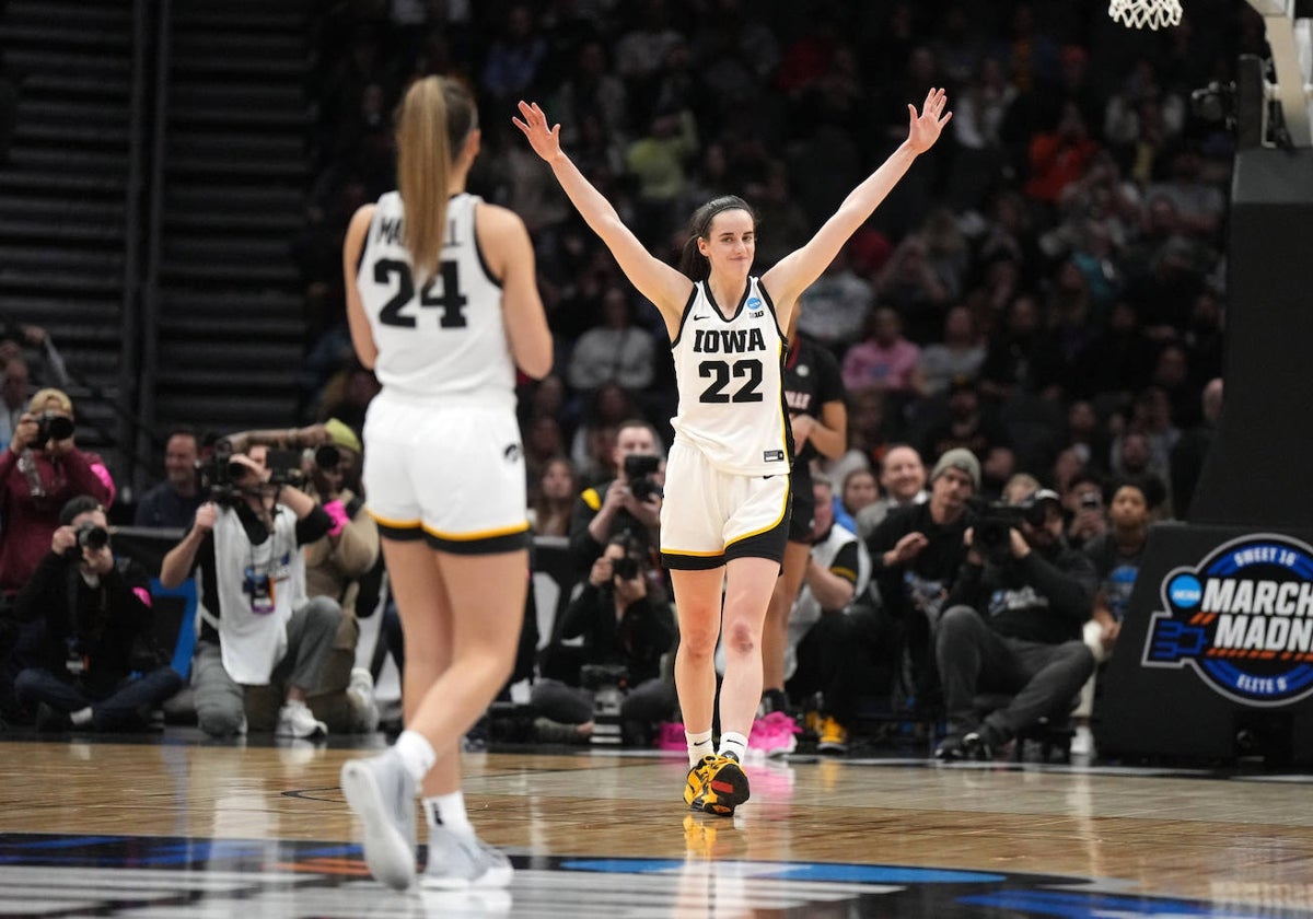 Caitlin Clark celebra una jugada exitosa