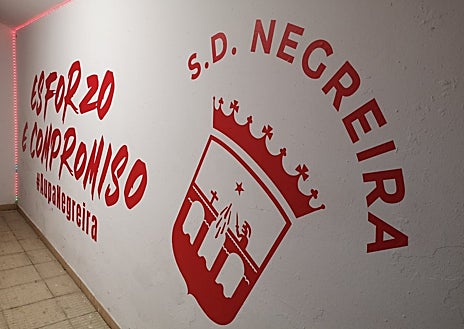 Imagen secundaria 1 - La SD Negreira, que llegó a jugar en la categoría de bronce del fútbol español, milita actualmente en la Primera Gallega. En las imágenes inferiores, dos detalles del García Calvo, el modesto estadio de este municipio coruñés de 6.500 habitantes 