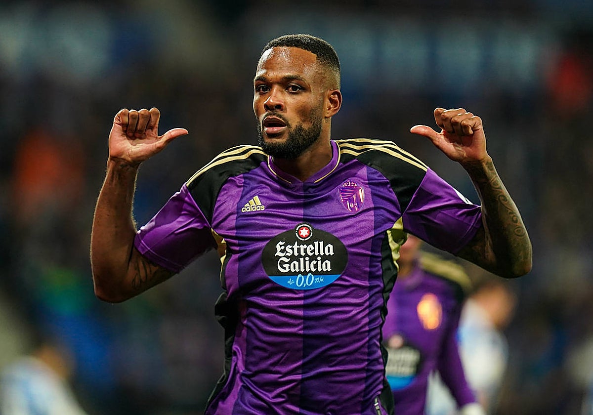 Cyle Larin celebra uno de sus goles con el Valladolid
