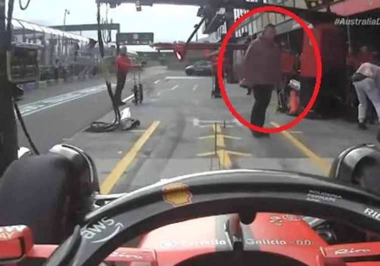 El peligroso momento en el que un 'espontáneo' se coló en el box de Carlos Sainz