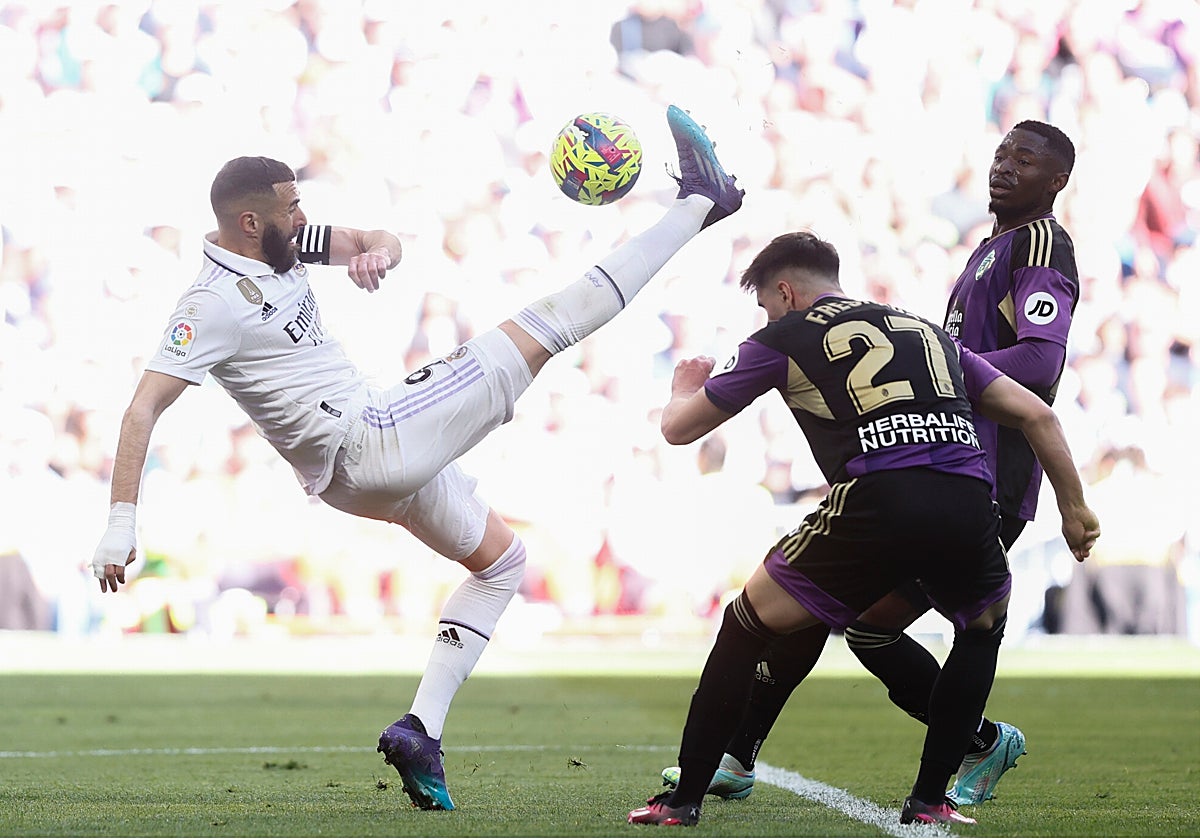 Benzema en el momento de ejecutar el 4-0