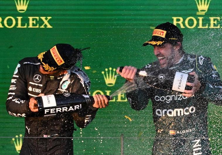 La 'sobrada' de Alonso tras ganar el premio a mejor adelantamiento del mes por su pelea con Hamilton en Baréin: «No fue tan difícil»