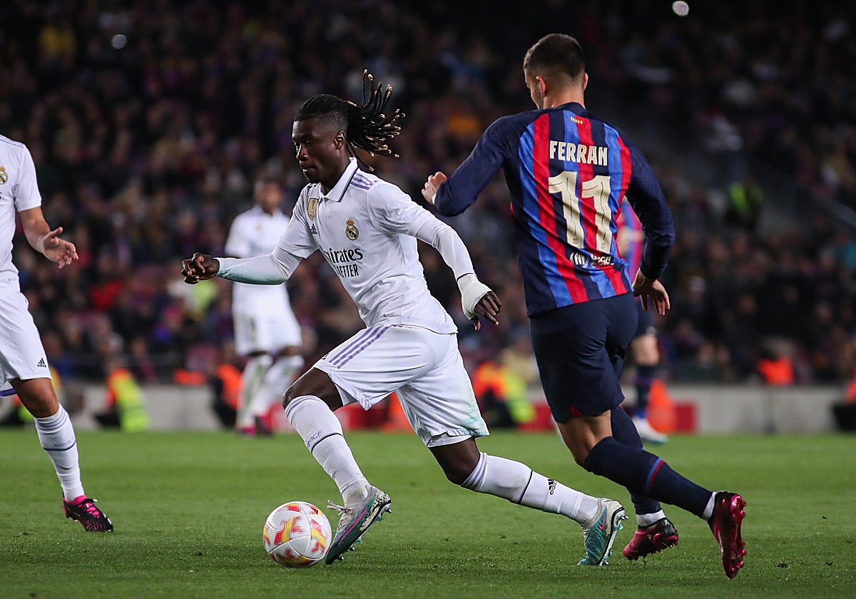 Camavinga conduce el balón ante la presión de Ferran Torres