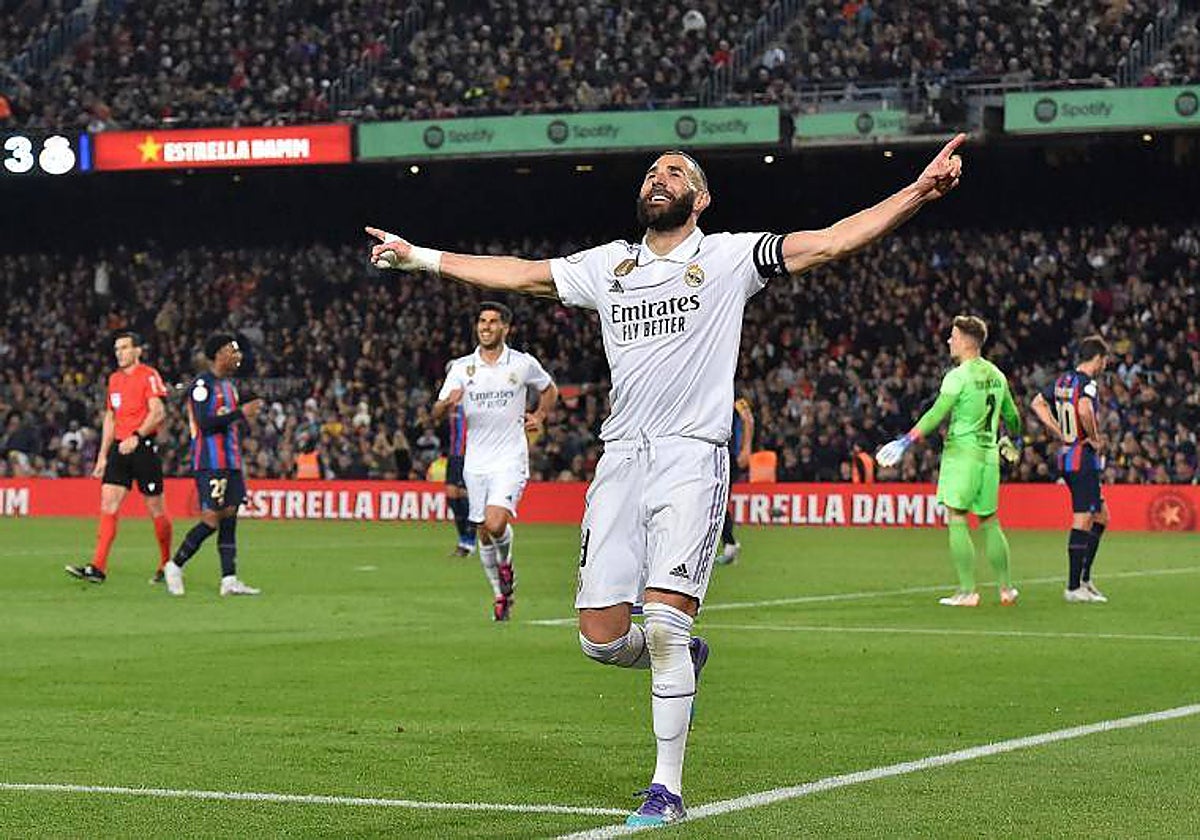 Benzema celebra uno de sus goles del miércoles en el Camp Nou