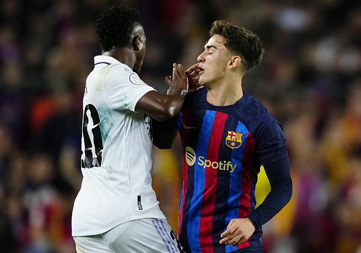 Vinicius y Gavi se enzarzan durante el clásico