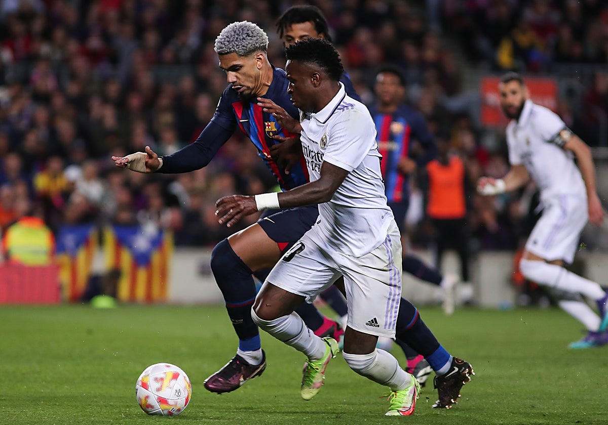 Vinicius, en pugna con Araujo en las semifinales de la Copa del Rey
