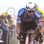 Van der Poel también se exhibe en la París-Roubaix