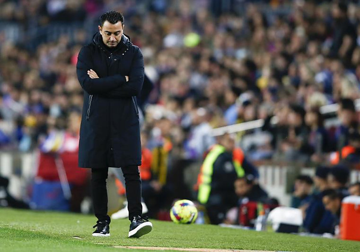 Xavi vivió intensamente el partido y no encontró la manera de batir al Girona