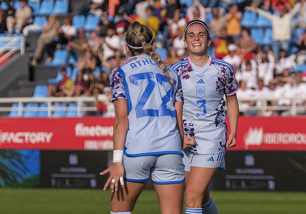 Teresa Abelleira celebra su gol con Athenea del Castillo