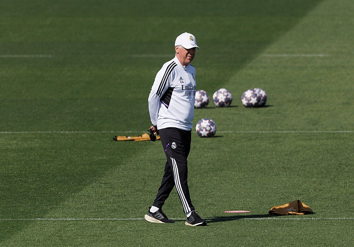 Carlo Ancelotti, durante el entrenamiento de este martes en Valdebebas