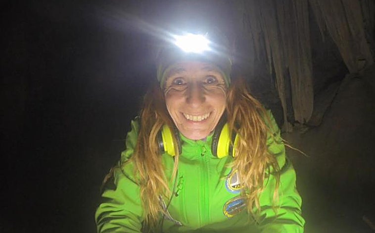 Imagen principal - Beatriz Flamini durante su estancia de 500 días a 70 metros bajo tierra