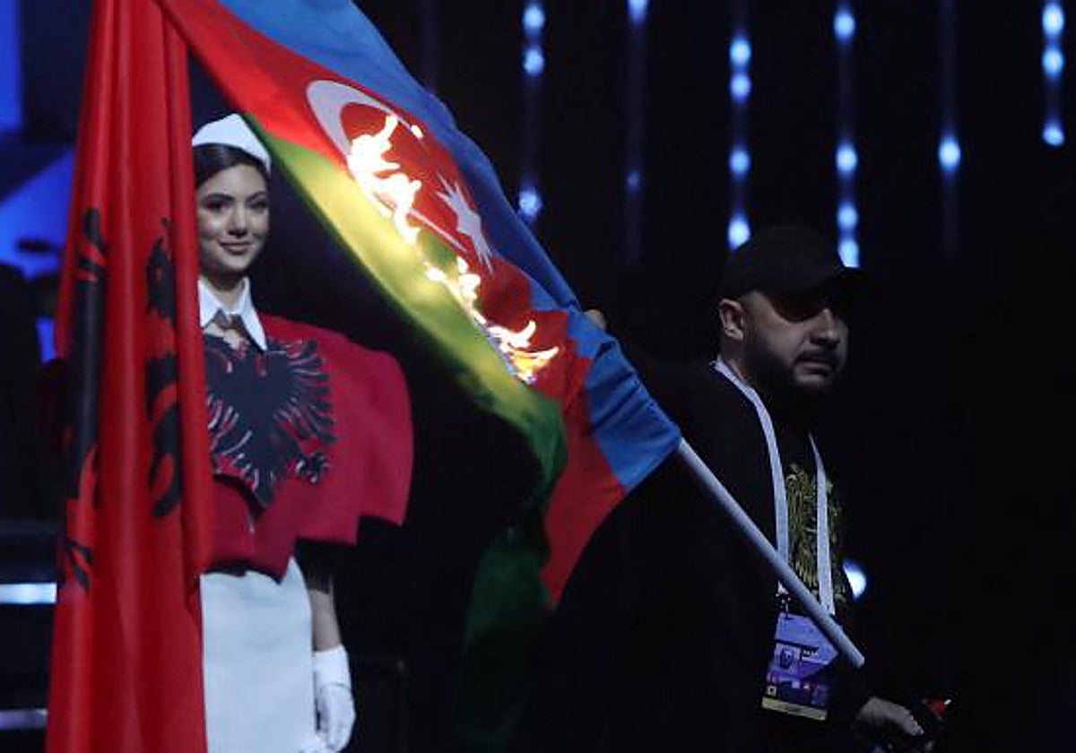 Imagen del momento en el que Aram Nykolyan quema la bandera de Azerbaiyán