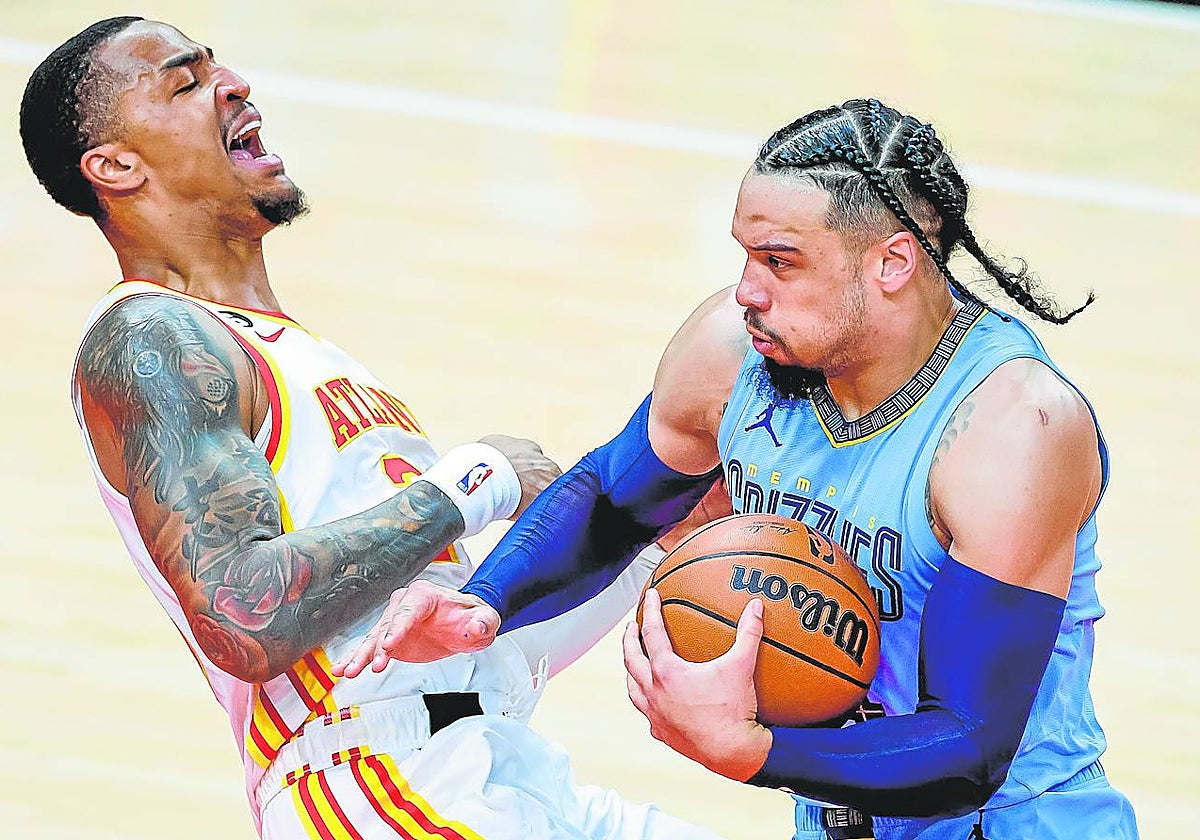 Dillon Brooks (derecha), defendido por John Collins en un Hawks-Grizzlies