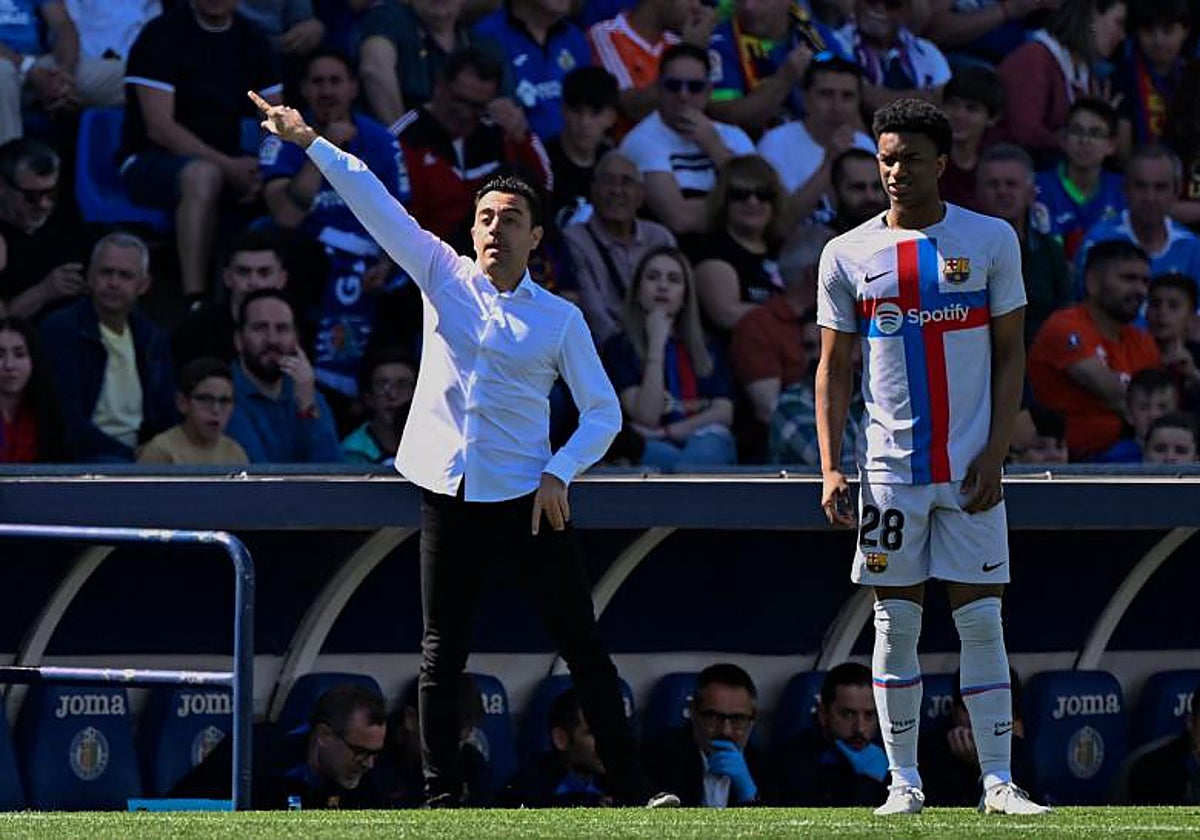 Xavi da instrucciones junto a Balde