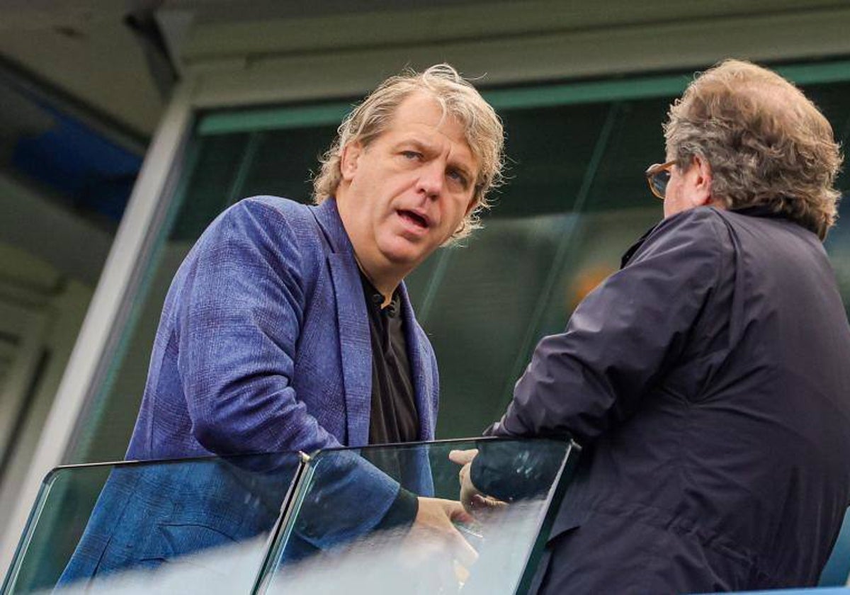 Todd Boehly, con el trago en la mano, en el palco del Chelsea