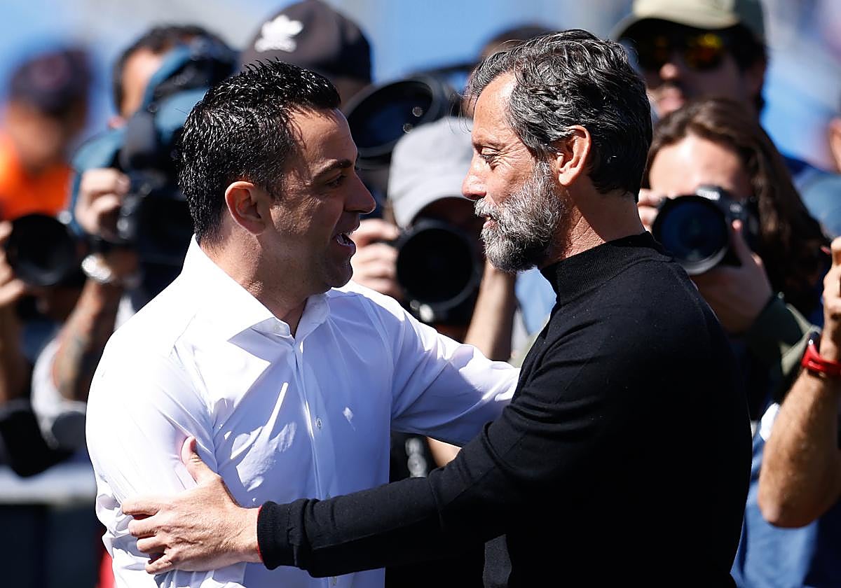 Xavi Hernández y Quique Sánchez Flores se saludan antes del Getafe vs Barça