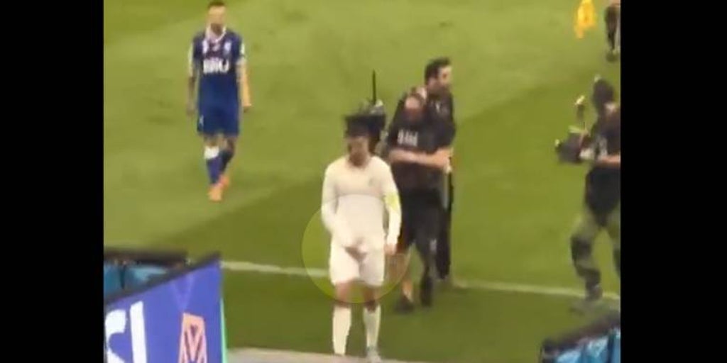 El obsceno gesto de Cristiano al despedirse de los aficionados que le gritaban “¡Messi, Messi!  »