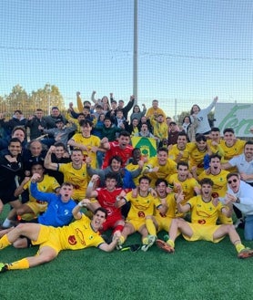 Imagen secundaria 2 - El Águilas, campeón del grupo murciano; el Llerenense, sobre estas líneas, a la izquierda; y el CD Robres aragonés (a la derecha), tres de los equipos que ya han asegurado su presencia en la próxima edición de la Segunda División RFEF 