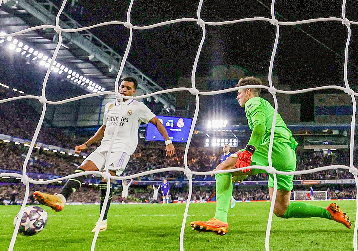 Rodrygo empuja a la red su segundo gol en Stamford Bridge