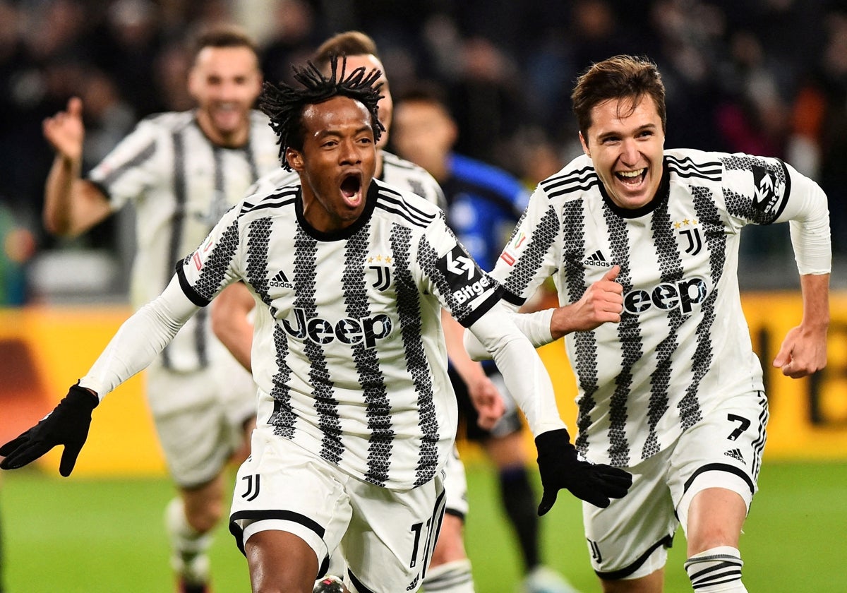 Los jugadores de la Juve Cuadrado y Chiesa celebran un gol ante el Inter en la Coppa