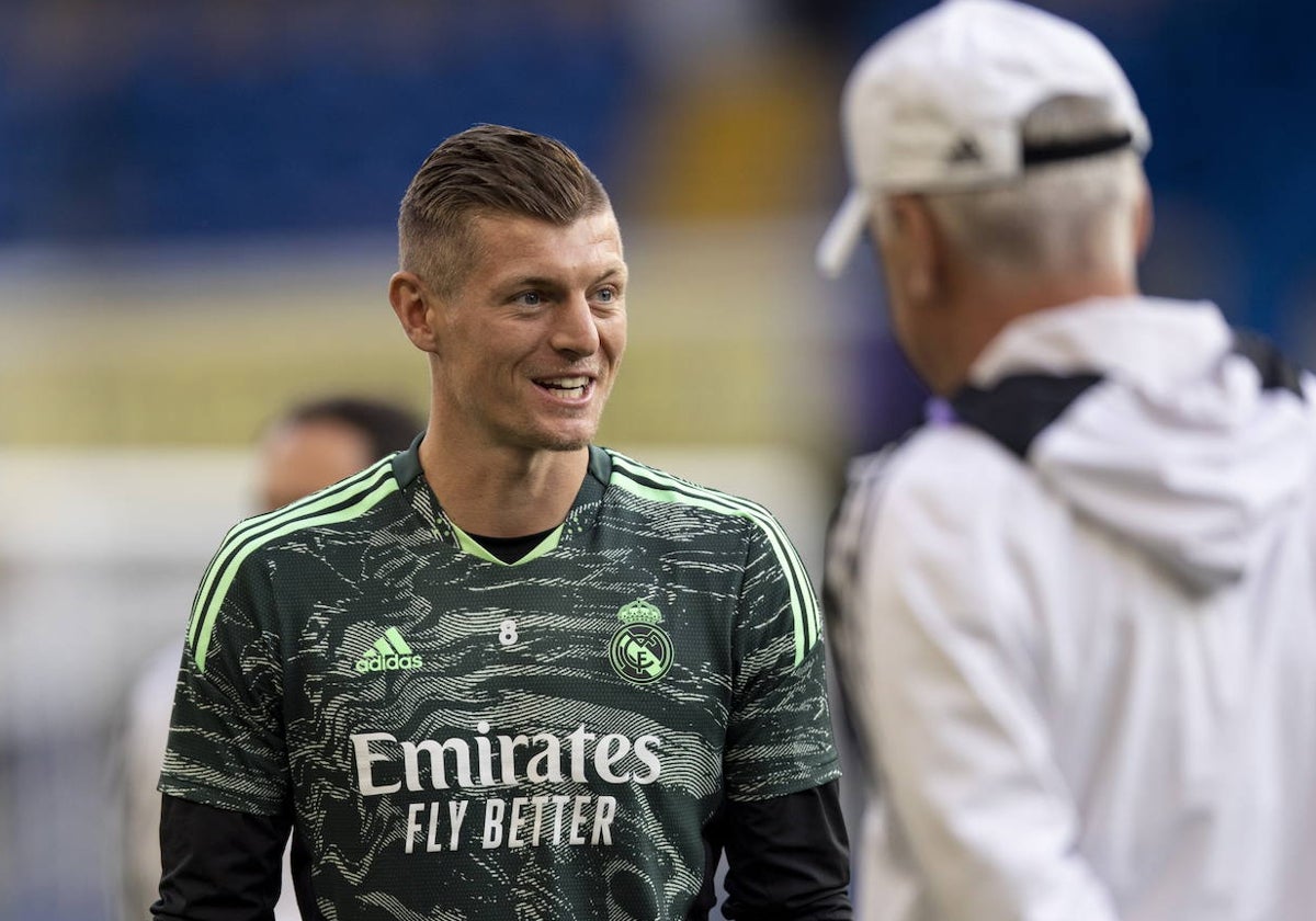 Toni Kroos, en un entrenamiento del Real Madrid junto a Carlo Ancelotti