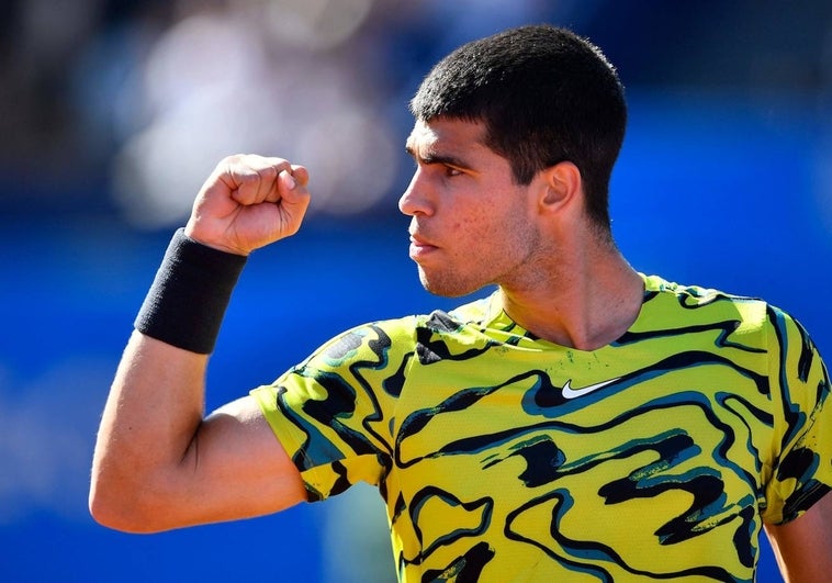 Alcaraz revalida la corona en el Conde de Godó tras derrotar a Tsitsipas
