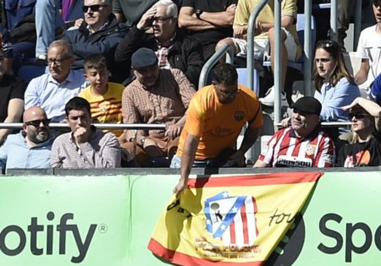 Indignación colchonera por la retirada de una bandera de España con el escudo del Atlético en el Camp Nou