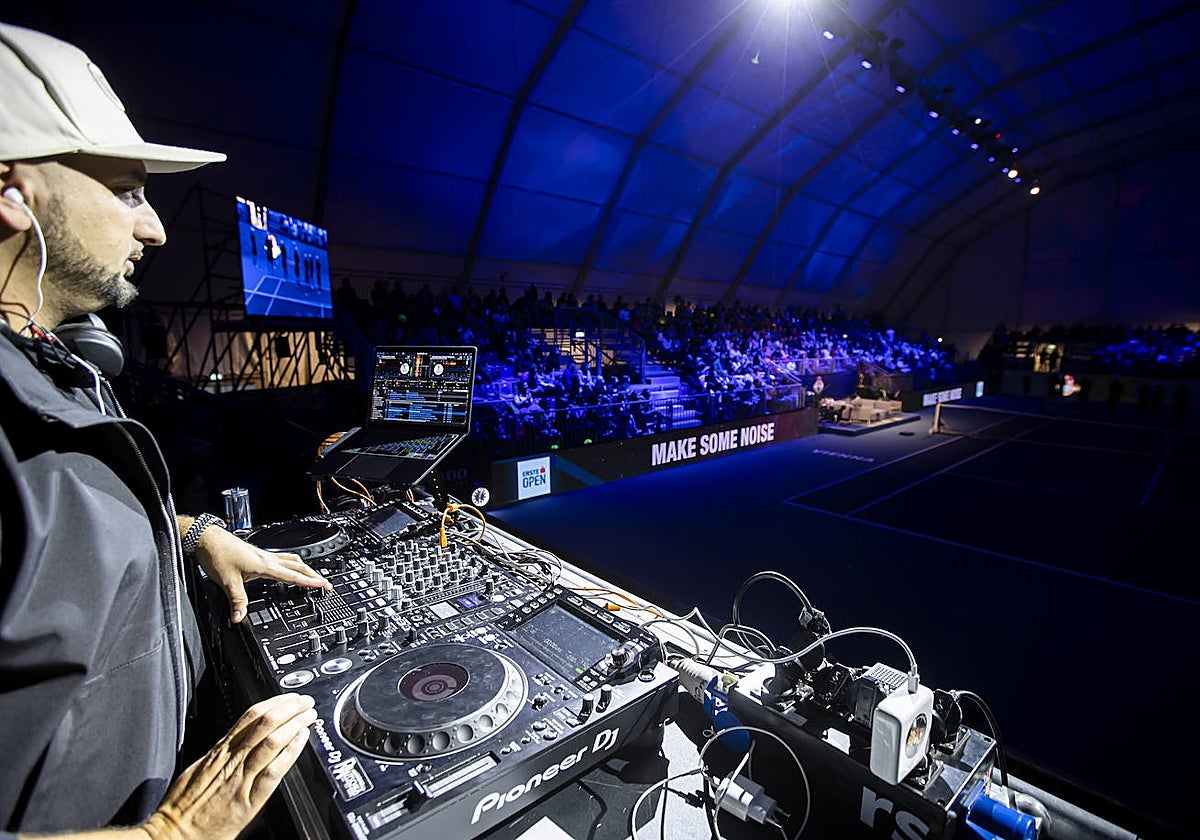 Un DJ ameniza a los espectadores durante los partidos